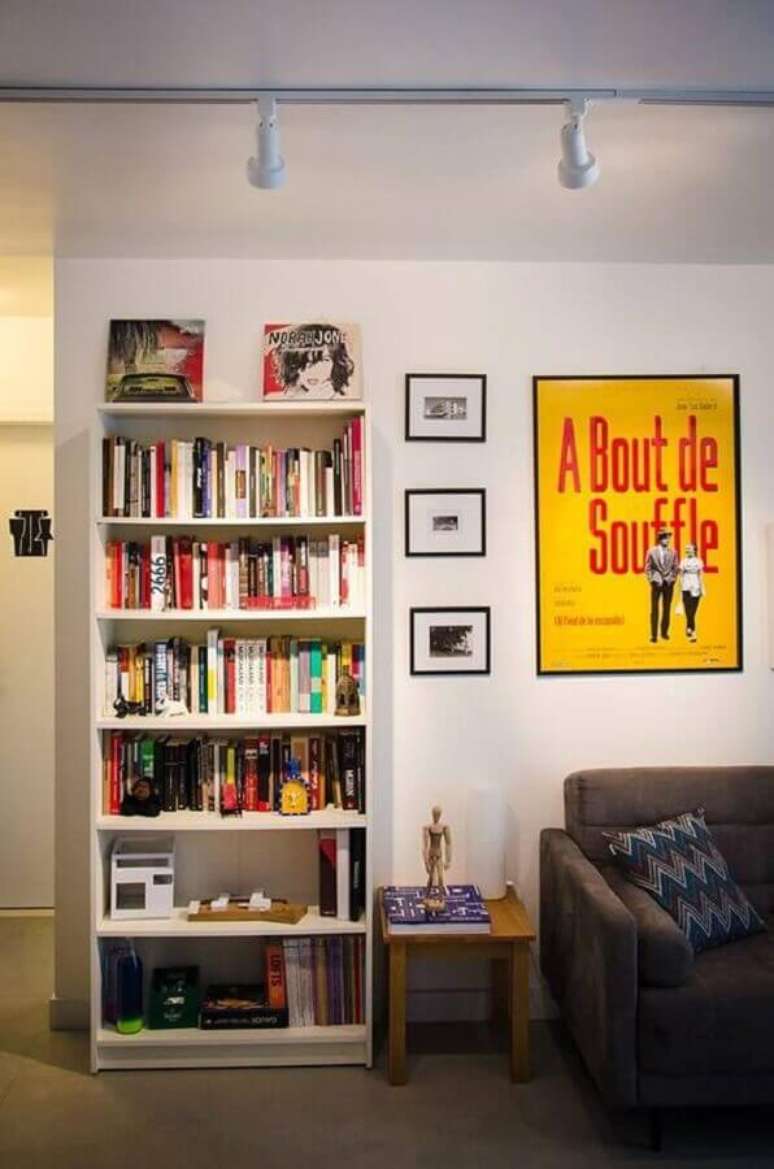 16. Armário para livros para decoração de sala com sofa cinza – Foto: Studio MAR Arquitetura