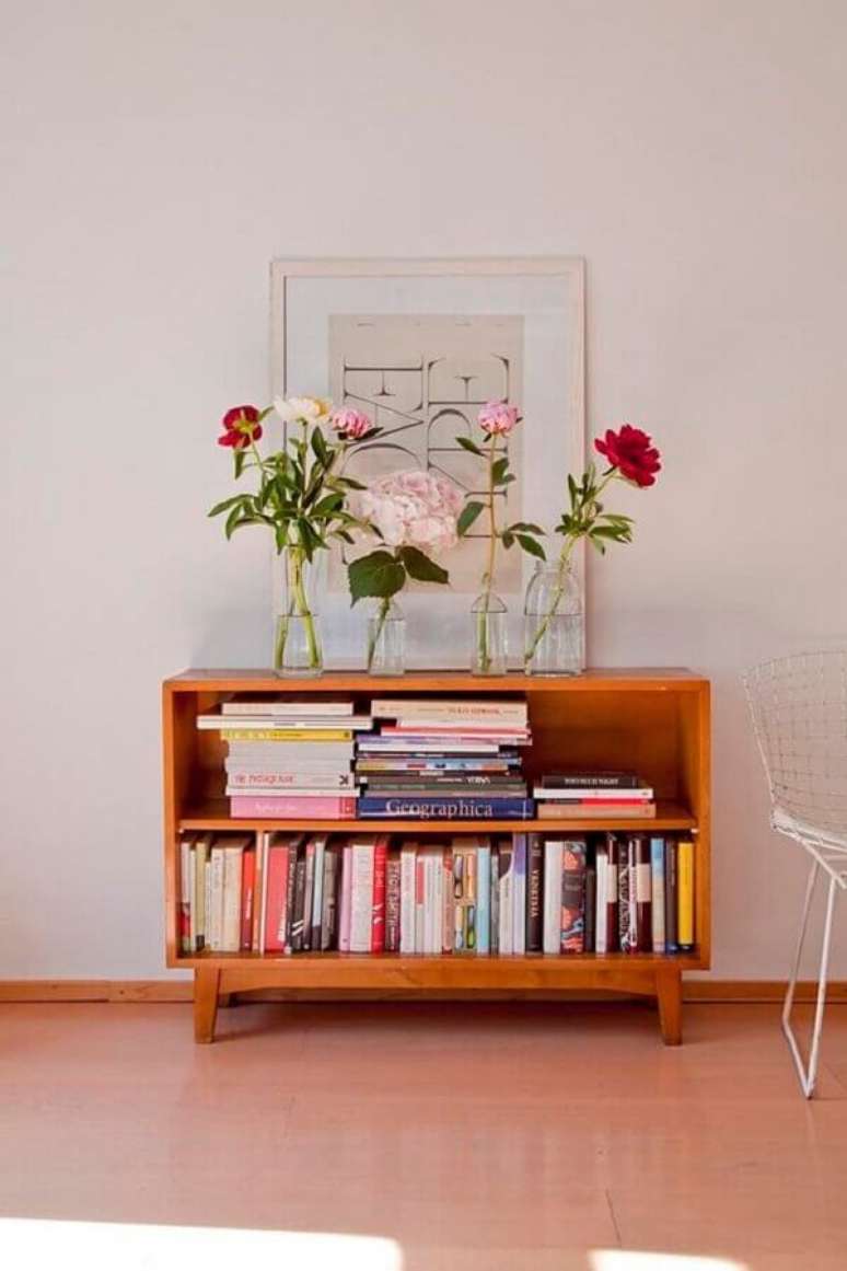 25. Decoração clean com armário para guardar livros pequeno de madeira – Foto: Yandex