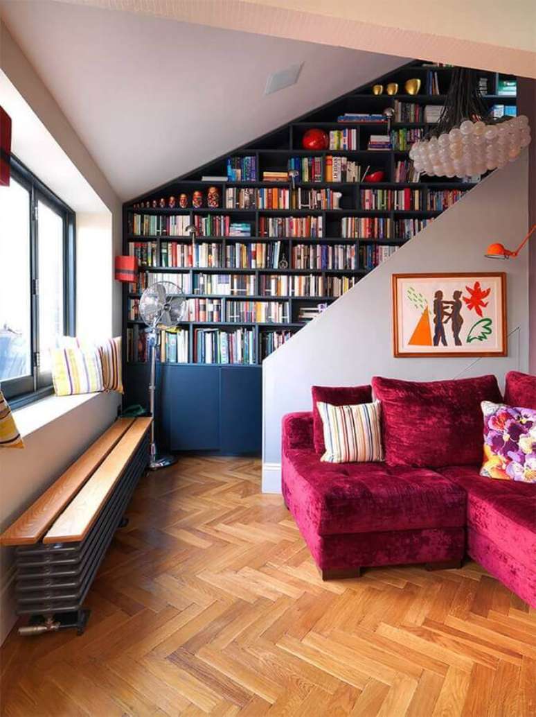 31. Decora&ccedil;&atilde;o de escada com arm&aacute;rio para guardar livros planejado &ndash; Foto: Houzz