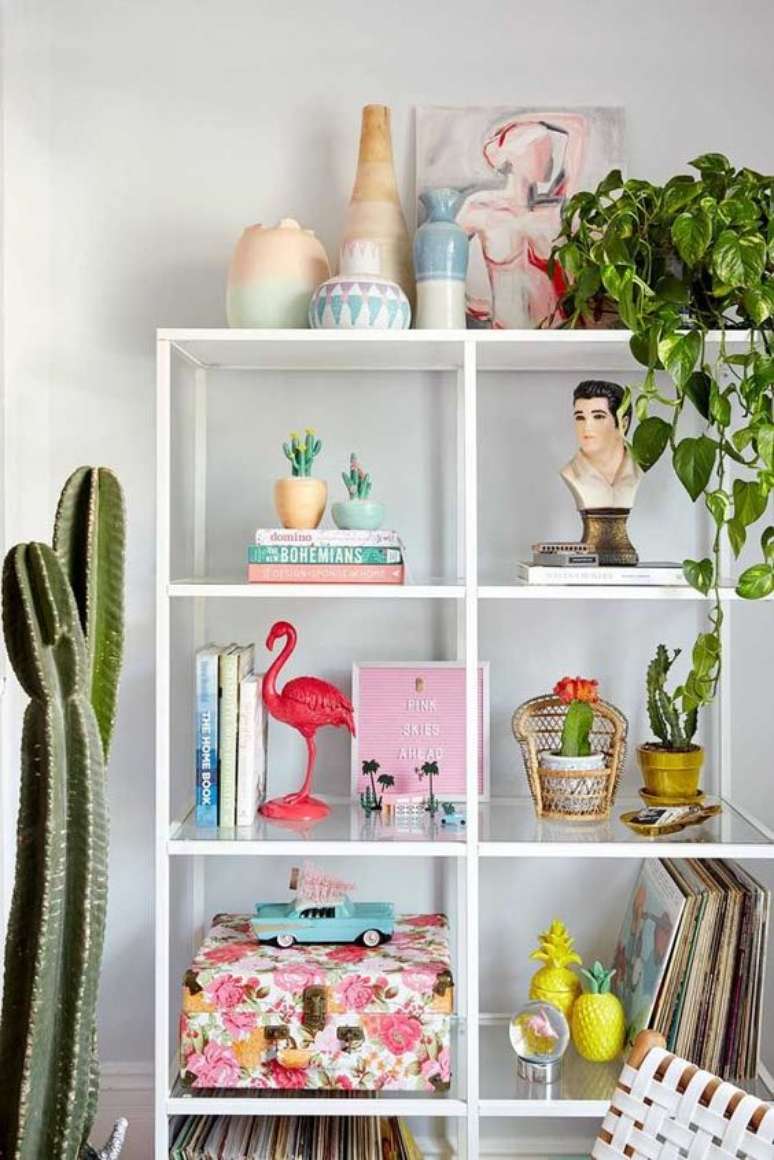 15. Enfeites para estante na sala de estar moderna e colorida – Foto Decor Facil