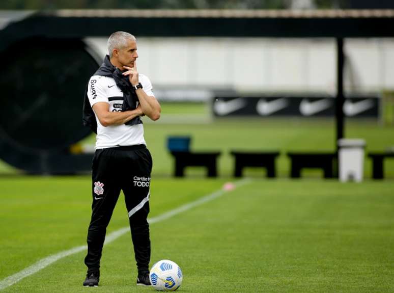 Sylvinho durante o treino desta quinta-feira: técnico amarga jejum fora de casa (Foto: Rodrigo Coca/Ag. Corinthians)