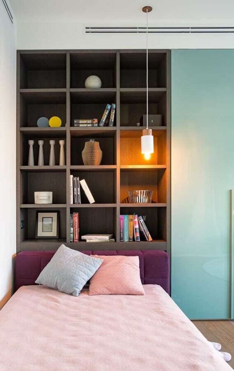 39. Decoração moderna com armário de livros para quarto planejado – Foto: Homedit