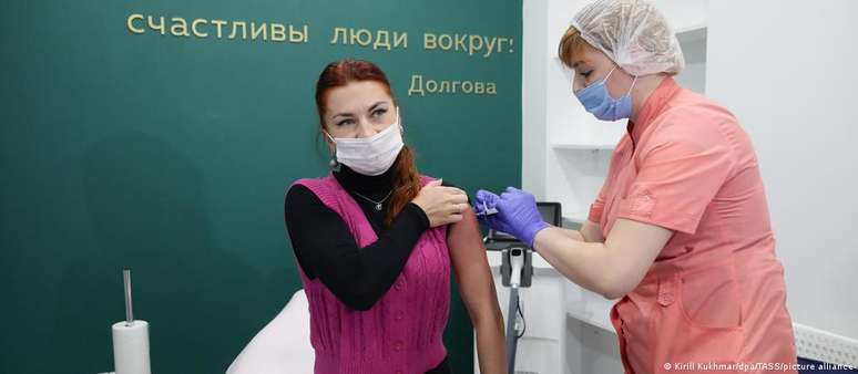 Apenas um terço dos russos recebeu vacinação completa contra a covid-19