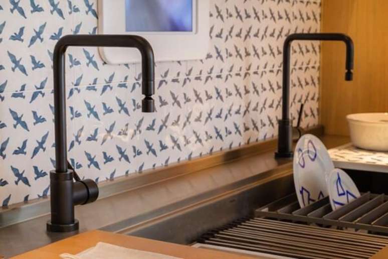 17. Cuba dupla com escorredor e torneira preta &ndash; Projeto Marina Linhares