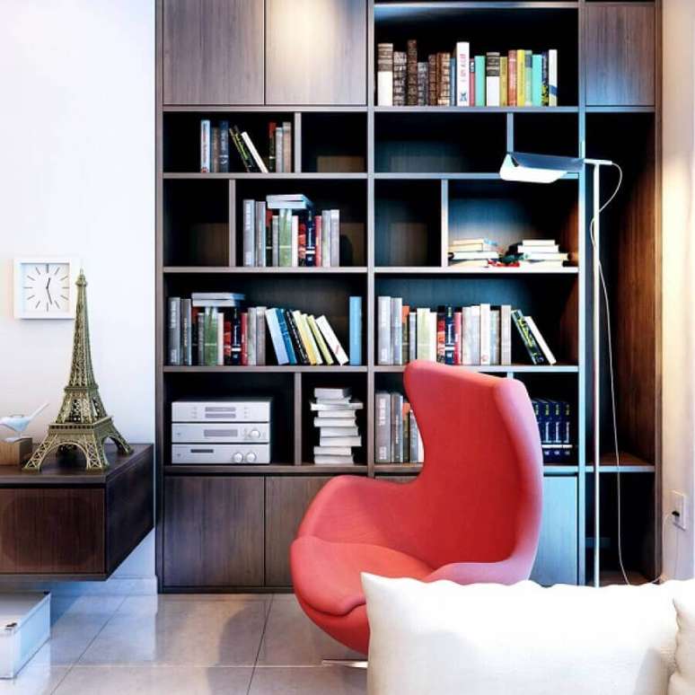 20. Cantinho de leitura decorado com poltrona moderna e arm&aacute;rio para livros &ndash; Foto: V-Consultancy