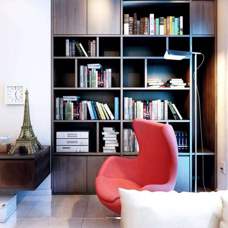 20. Cantinho de leitura decorado com poltrona moderna e armário para livros – Foto: V-Consultancy