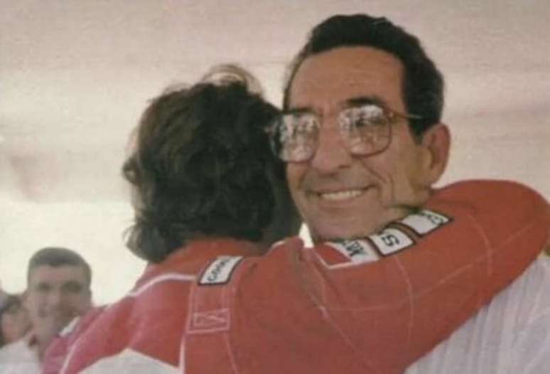 Milton da Silva abraçando Ayrton Senna durante temporada da Fórmula 1 (Reprodução / Instagram)