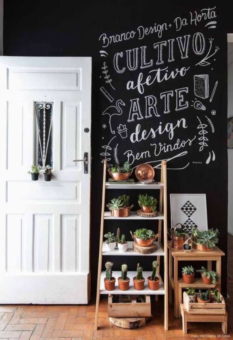 17. Entrada de casa com lettering e mini estante para organizar as plantas de casa – Foto Historias de Casa