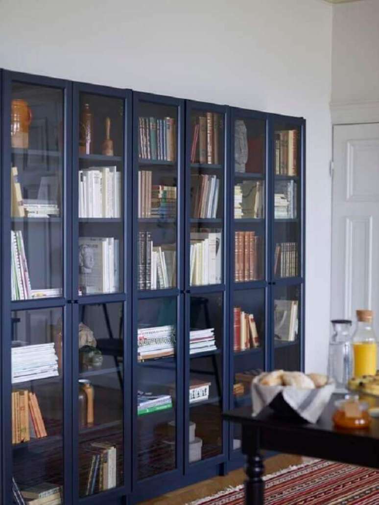 50. Sala de jantar decorada com armário para livros com porta de vidro azul – Foto: IKEA Nederland