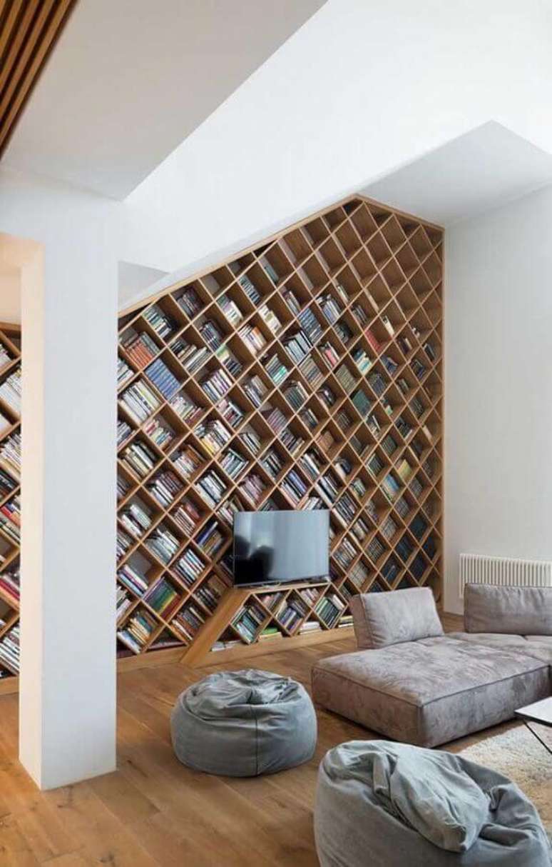 53. Sala moderna decorada com armário para livros de madeira planejado – Foto: Home Fashion Trend
