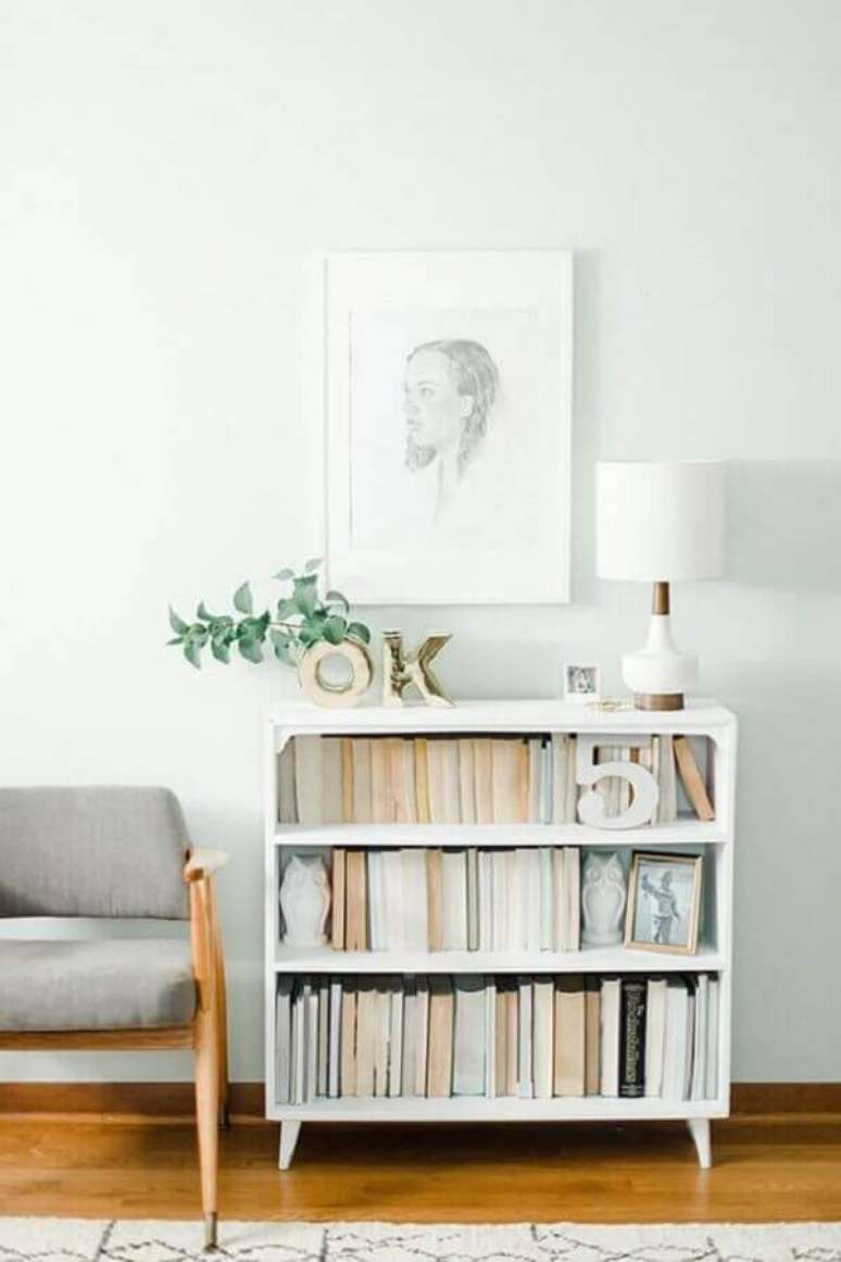 38. Decoração minimalista com armário para livros pequeno e poltrona cinza – Foto: Dream Green DIY