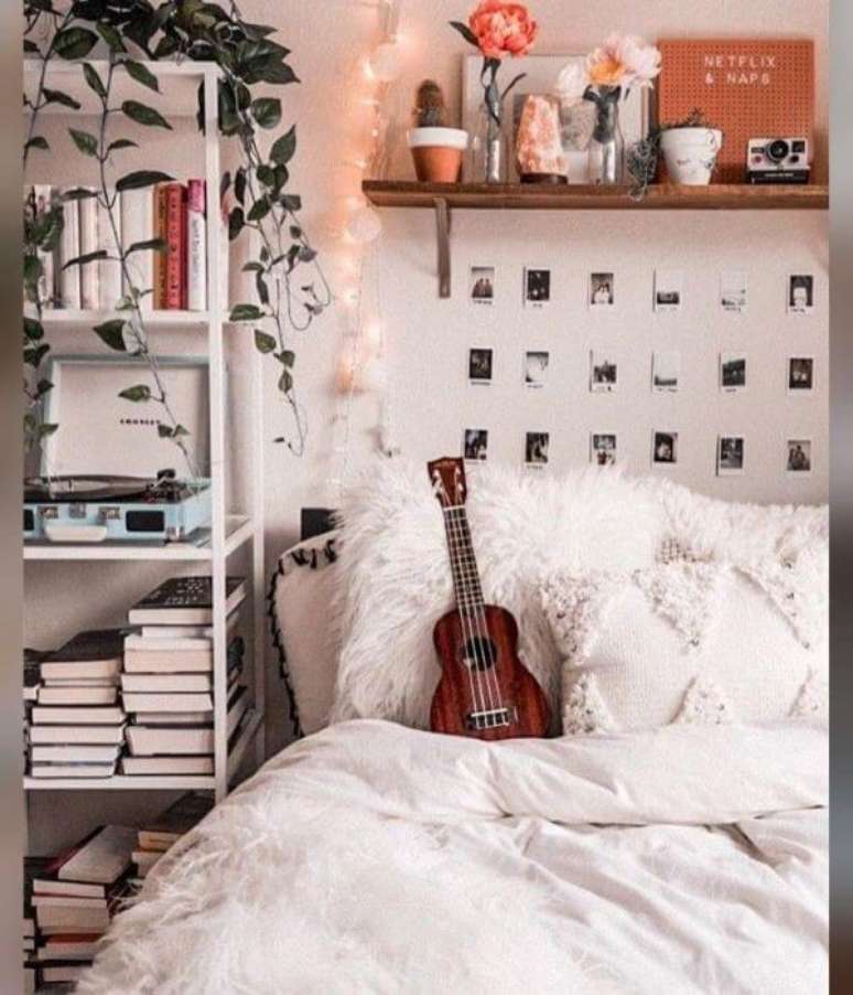 51. Quarto indie com estante organizadora para livros vitrola e prateleira para flores charmosas – Foto VSCO ROOM Ideas