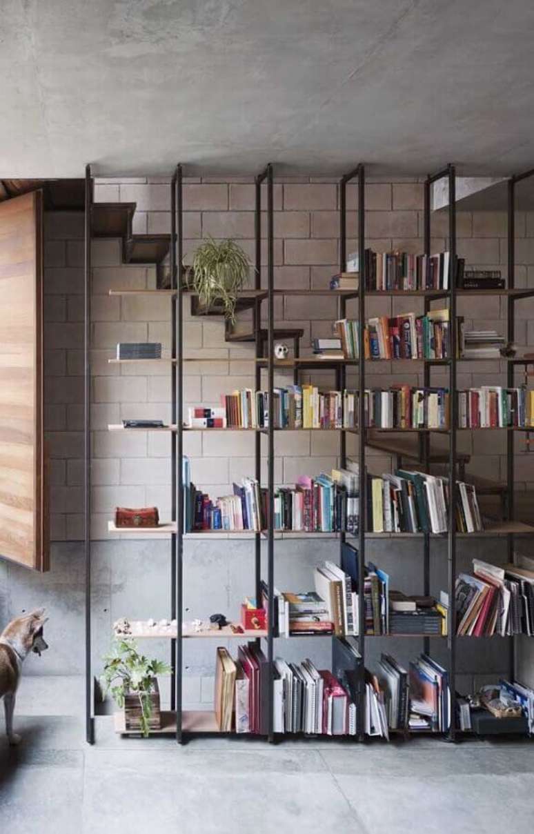 37. Decoração estilo industrial com armário para guardar livros e teto de cimento queimado – Foto: Home Fashion Trend