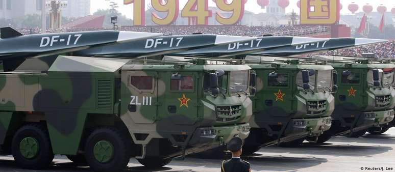 Veículos militares carregam o DF-17, um míssil hipersônico de médio alcance revelado pela China em 2019