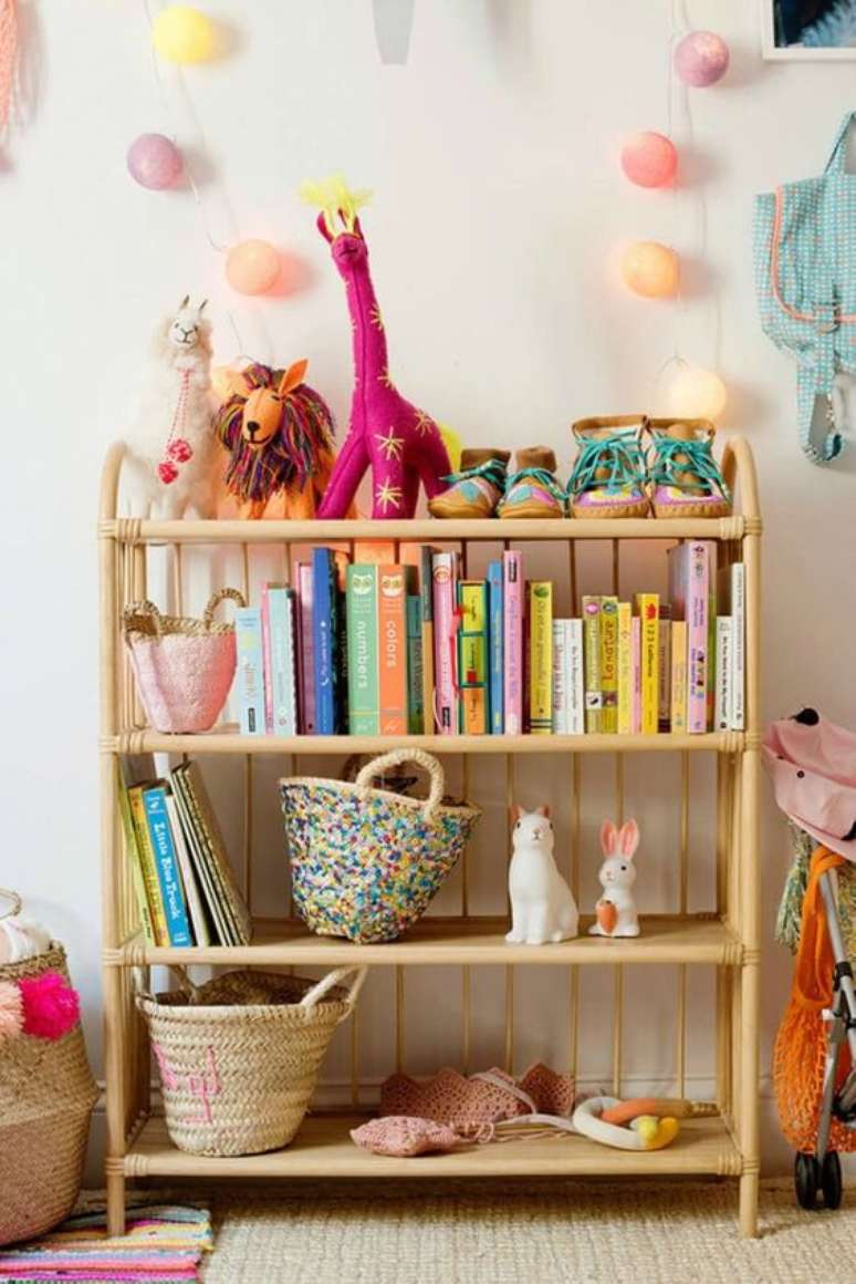 2. Estante organizadora infantil com livros e brinquedos – Foto Brit Morin