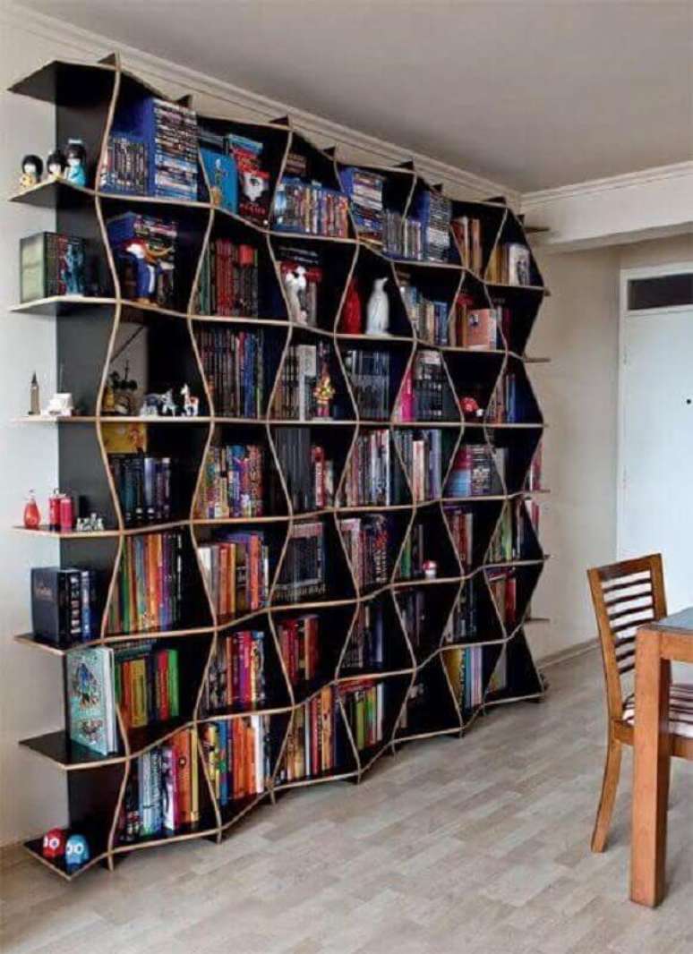 34. Decoração de sala com armário para livros moderno – Foto: Homedit