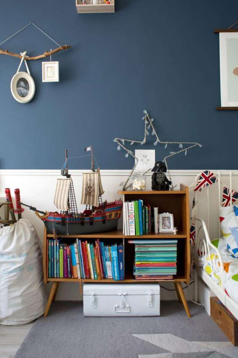 52. Quarto infantil decorado com estante organizadora – Foto Inside closet