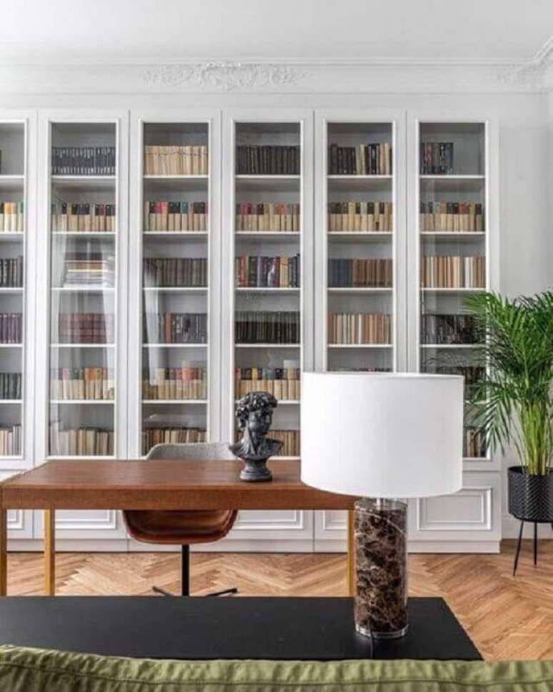 8. Decoração clássica para escritório com mesa de madeira e armário para livros com porta de vidro – Foto: IKEA Nederland