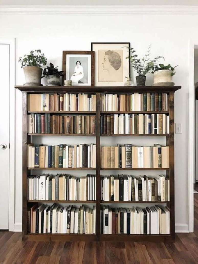35. Decoração de sala com modelo antigo de armário para livros de madeira – Foto: Casa Vogue