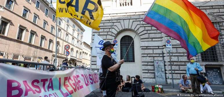 Ativistas protestam diante do Senado italiano nesta quarta