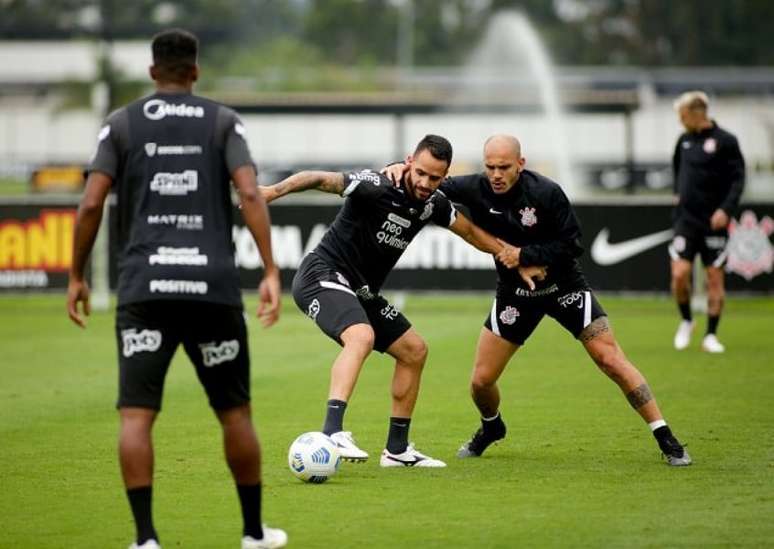 Renato Augusto é marcado de perto por Fábio Santos no treino desta quinta (Foto: Rodrigo Coca/Ag. Corinthians)