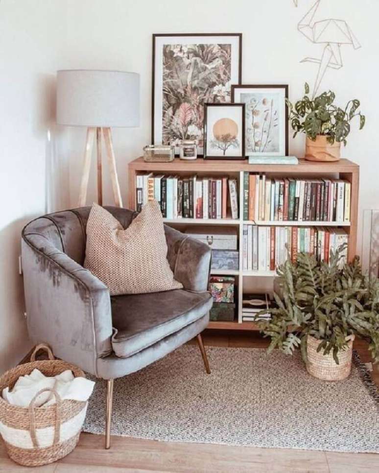 57. Vasos de plantas para cantinho de leitura simples decorado com armário para livros pequenos – Foto: Dianne Decor