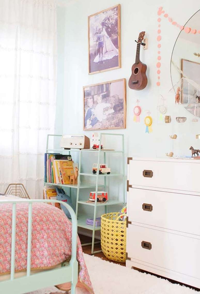 38. Estante organizadora pequena para quarto infantil – Foto Lay Baby Lay