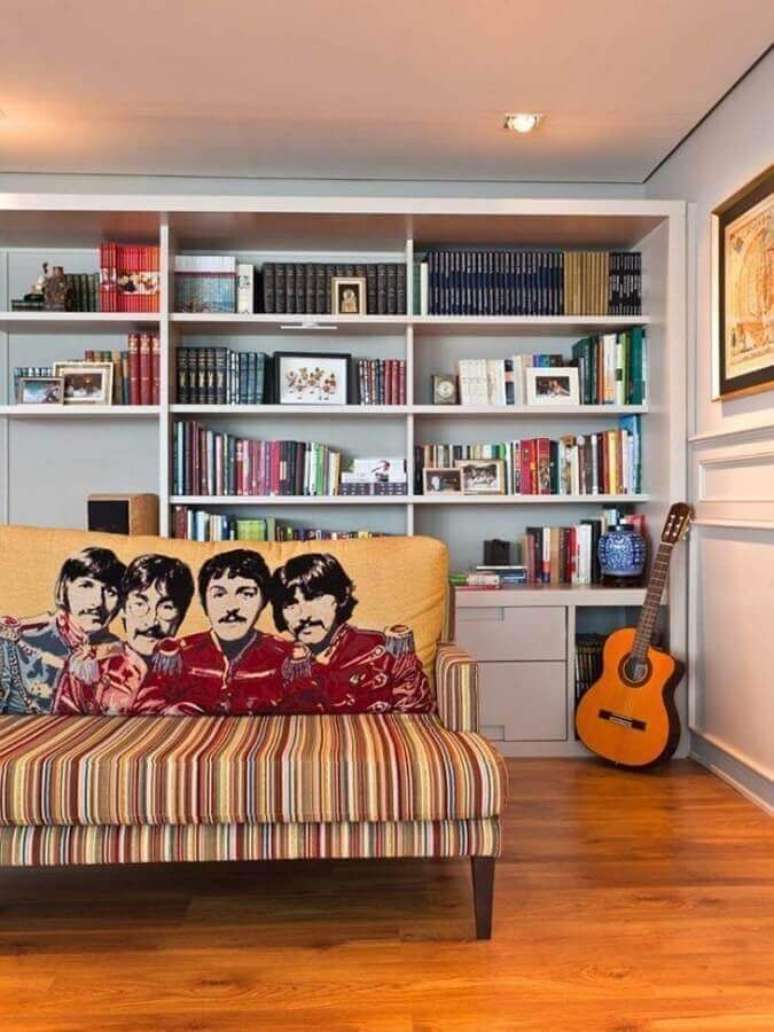 4. Armário para livros planejado para decoração de sala com sofa listrado – Foto: Roreitz