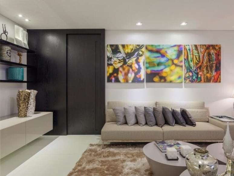 52. Sala de estar com porta preta e decora&ccedil;&atilde;o neutra &ndash; Foto Lamardio Ambientes