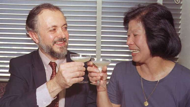 Mario Molina (na foto com sua esposa Luisa) ganhou o pr&ecirc;mio Nobel por suas descobertas
