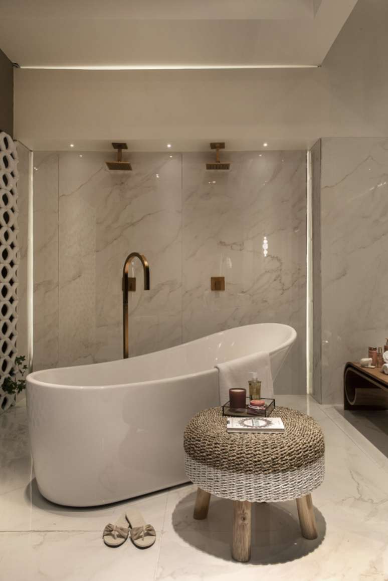 6. Banheiro com chuveiro dourado duplo e banheira branca -Foto Felipe Araujo