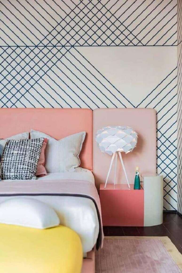 24. Cama com cabeceira rosa para quarto moderno decorado com papel de parede geométrico – Foto: Archilovers