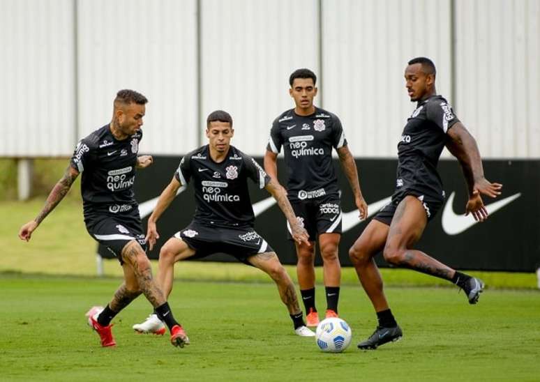 Lucas Piton faz primeiro treino com o elenco do Corinthians após