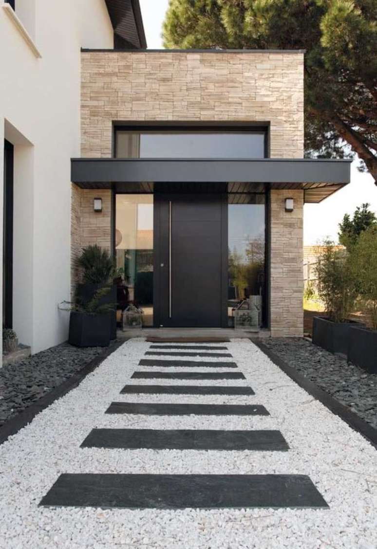 7. Entrada de casa com porta preta &ndash; Foto Decor Facil