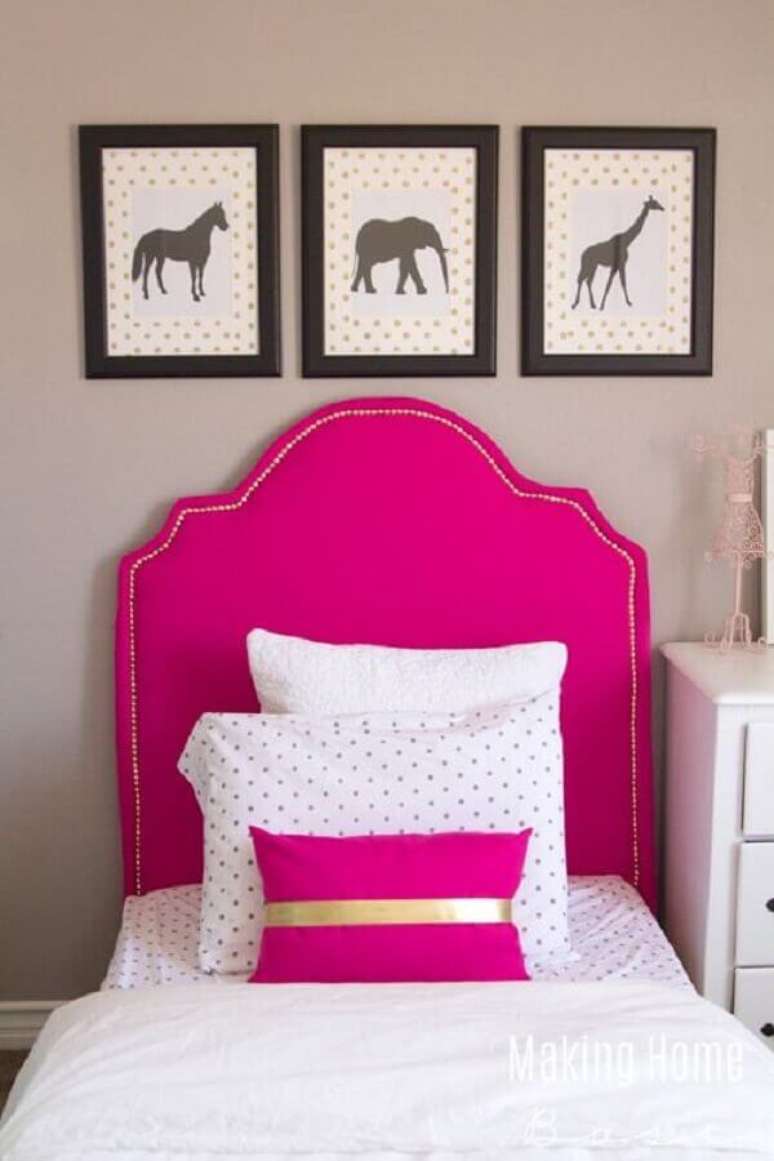 8. Cama com cabeceira rosa pink para decoração de quarto de solteiro – Foto: Making Home Base