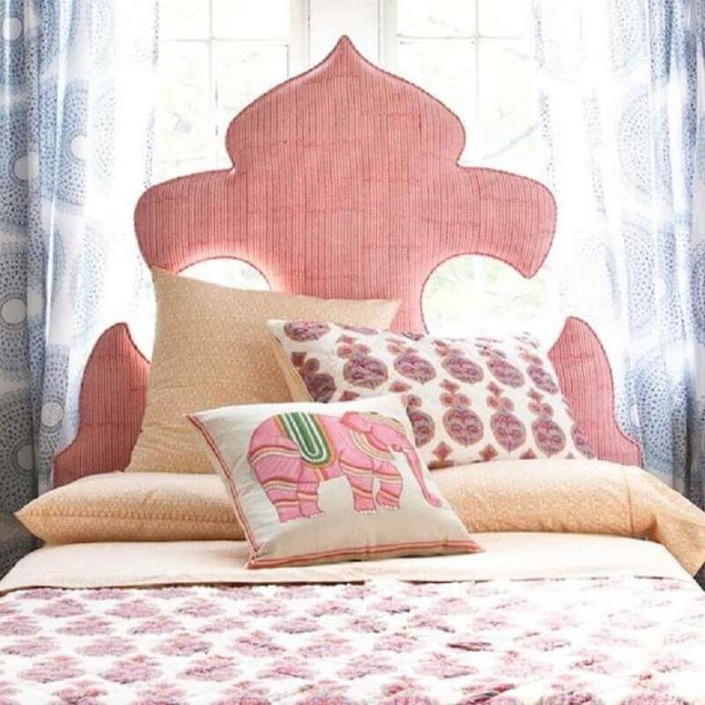 35. Modelo diferente de cabeceira rosa para decoração de quarto – Foto: Remodelaholic