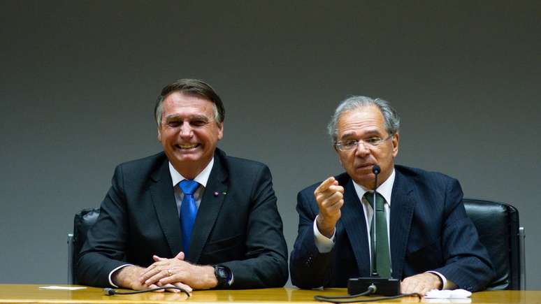 Jair Bolsonaro e Paulo Guedes durante coletiva em que confirmaram a quebra do teto de gastos em 2022