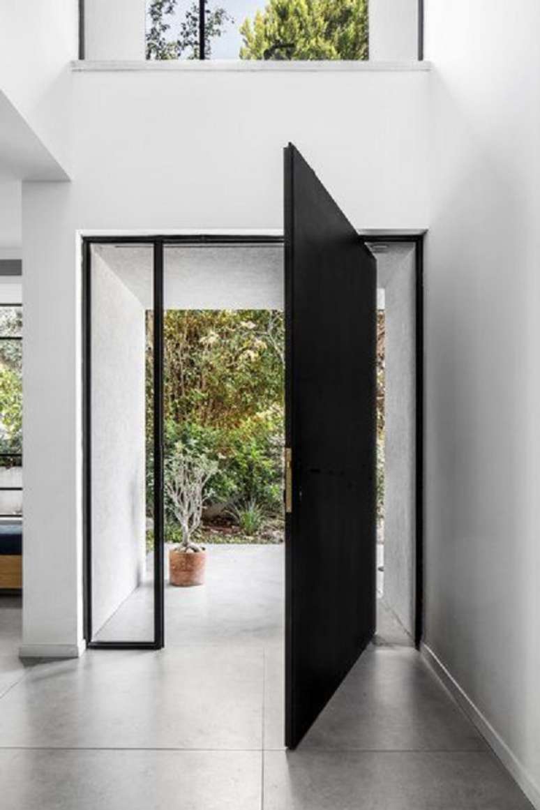 5. Porta pivotante preta na entrada de casa moderna – Foto Dwell