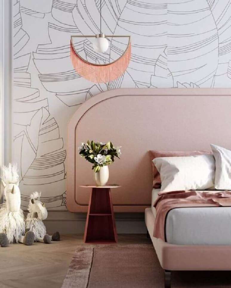 5. Quarto moderno decorado com papel de parede delicado e cabeceira rosa clara – Foto: Lider Interiores