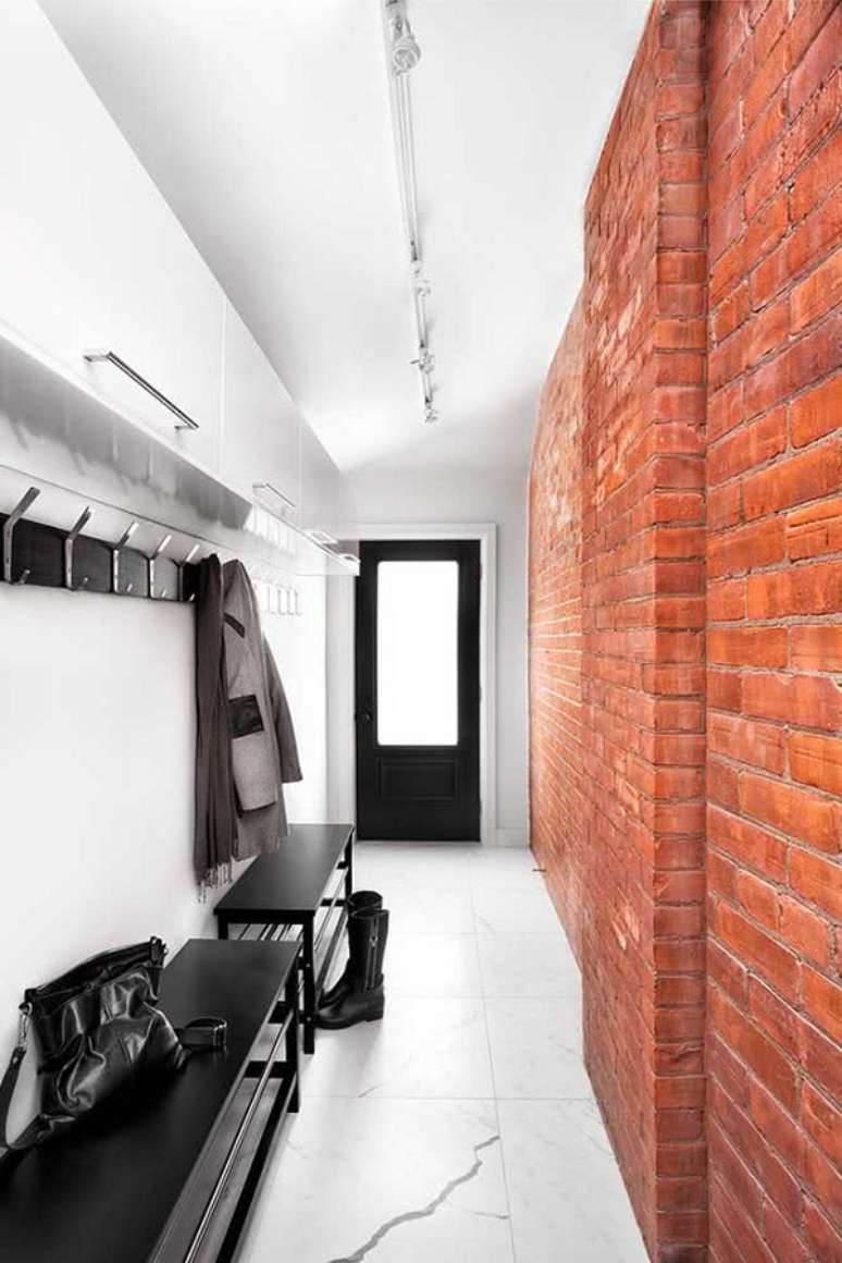24. Hall com porta preta de ferro e vidro – Foto Decor Facil