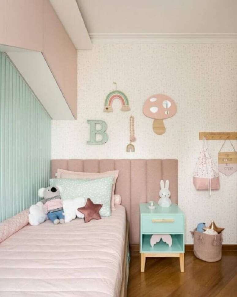 19. Cabeceira solteiro rosa para quarto infantil decorado com lambri de madeira pintado de verde pastel – Foto: Studio Farfalla