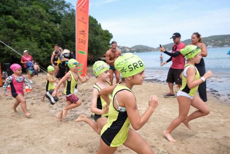 Crianças foram instruídas por adultos durante a participação no evento (Foto: divulgação/ Tri Sport Magazine)