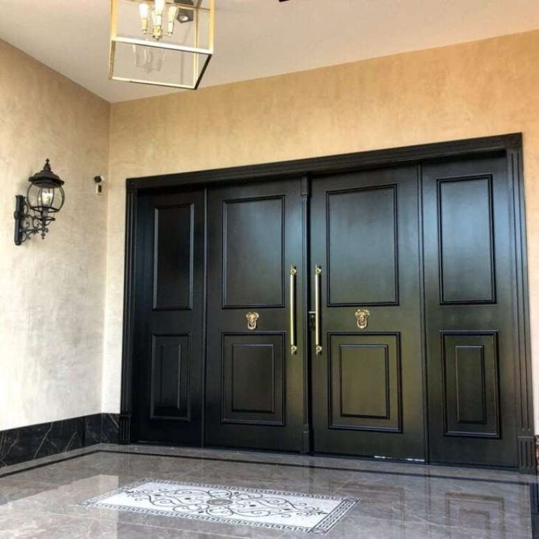 32. Porta de entrada grande e preta &ndash; Foto Debora Simony