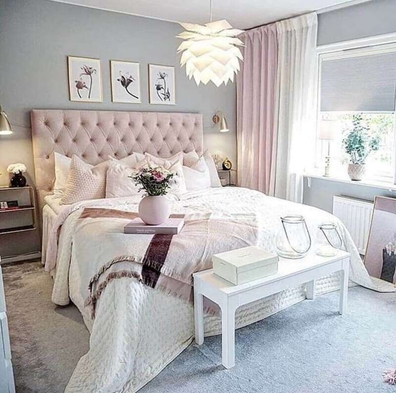 37. Quarto cinza claro decorado com lustre moderno e cabeceira rosa capitonê – Foto: Decor Fácil