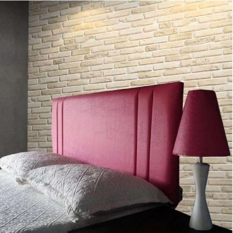 45. Quarto decorado com papel de parede tijolinho e cabeceira rosa – Foto: MadeiraMadeira