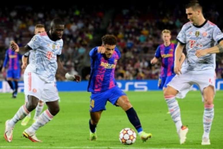 Volta de Coutinho após lesão foi contra seu ex-clube (Foto: LLUIS GENE / AFP)