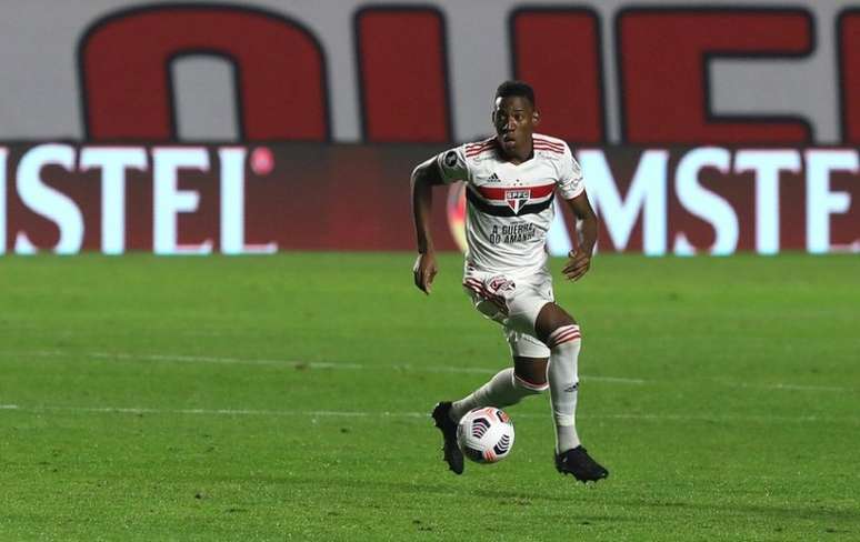 Léo pode ser opção na lateral do São Paulo com a chegada de Ceni (Foto: Rubens Chiri/saopaulofc.net)