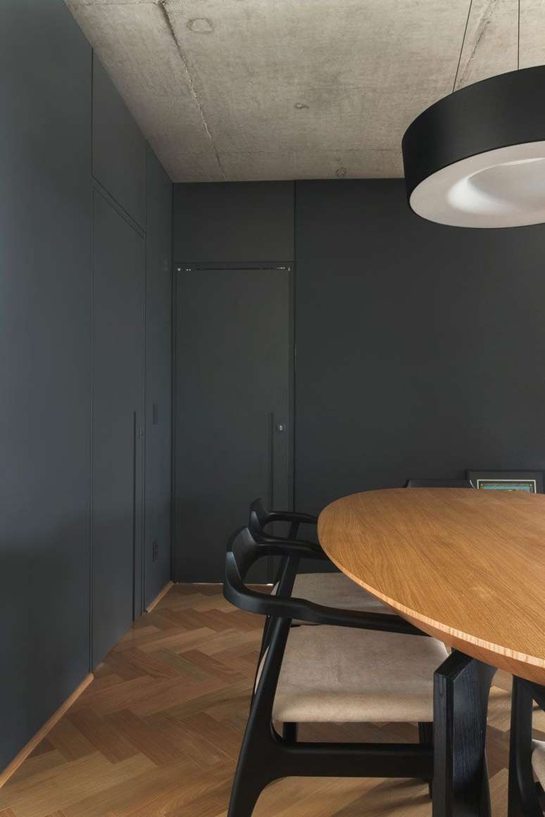 54. Sala de jantar planejada com porta preta da mesma cor que a parede – Foto Ina Arquitetura