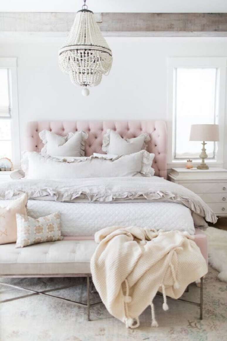 26. Decoração clássica para quarto branco com cabeceira capitonê rosa clara – Foto: Micasa Revista