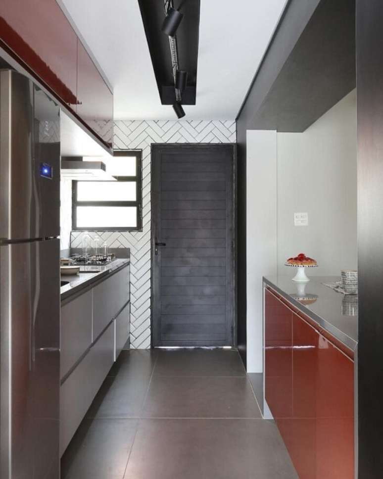 15. Cozinha moderna com armários em vermelho e porta preta – Foto Bianchi e Lima Arquitetura